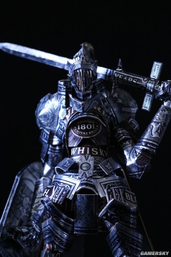 手工帝用空酒盒打造黑魂风骑士雕像给大佬跪了